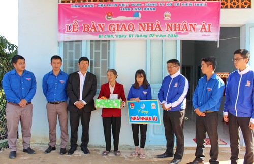 Trao nhà nhân ái cho em Nguyễn Thị Vân Anh